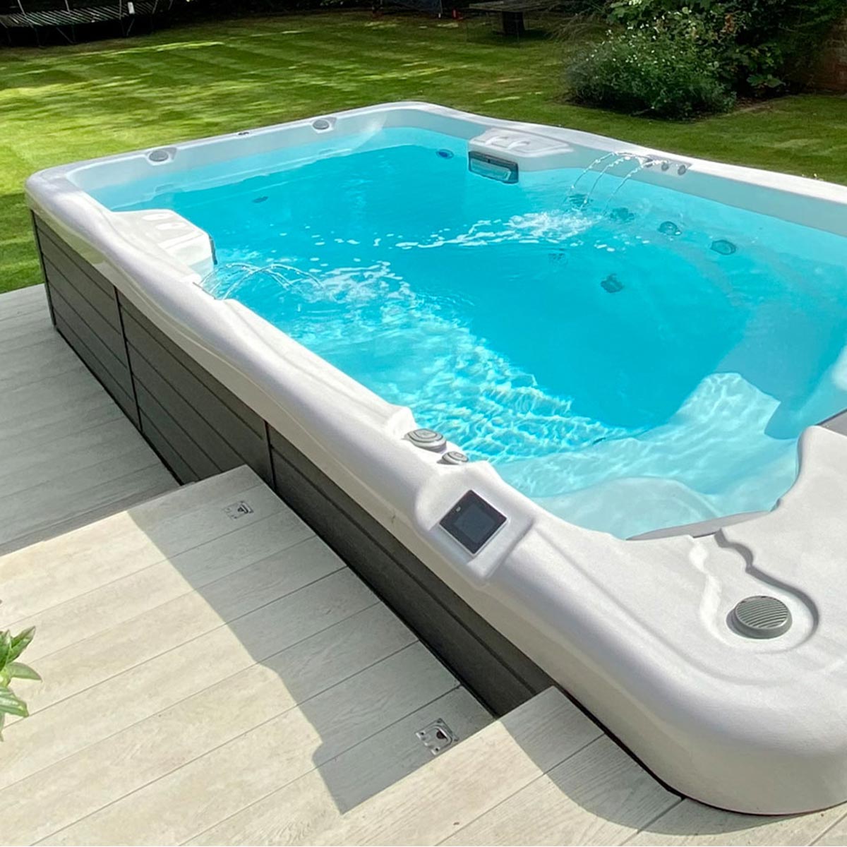 Amazonas_swim_spa_wflow_lifestyle1 Amazonas_swim_spa_wflow_lifestyle1